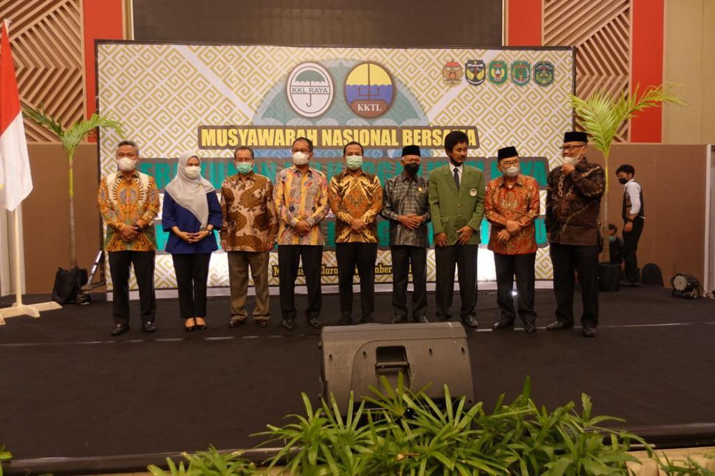 Datu Luwu, La Maradang Andi Mackulau foto bersama dengan Kepala Daerah dan Ketua KKLR